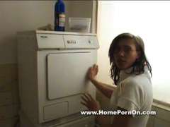 Berliner Girlie in Waschkueche vernascht