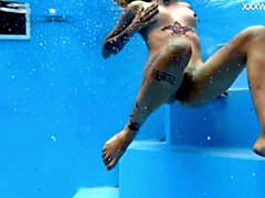 Blondine, Frau, Fetisch, Masturbation, Pool, Öffentlich, Solo, Unter wasser
