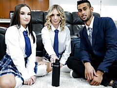 Grote kont, Grote lul, Pijpbeurt, Hondjeshouding, 1 man 2 vrouwen, Natuurlijke tieten, Tiener, Tieten likken