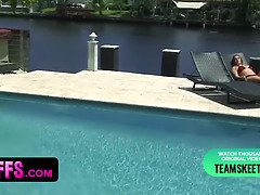 18 jaar, Badpak, Seksspeelgoed, Vingeren, Lesbisch, Kut duiken, Tiener, Trio