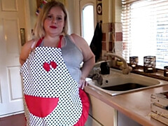 Enthousiasteling, Grote mammen, Blond, Rondborstig, Mollig, Keuken, Moeder die ik wil neuken, Natuurlijke tieten