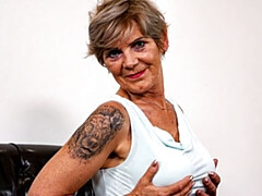 Leie, Grosser arsch, Grosse titten, Fingern, Masturbation, Kurzes haar, Solo, Strümpfe