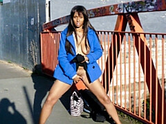 Leie, Britisch, Frau, Flashen, Masturbation, Pissen, Öffentlich, Solo