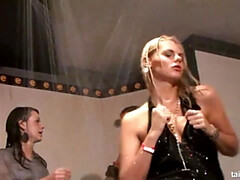 Blond, Bruinharig, Naakte man aangeklede vrouw, Groep, Hd, Feest, Douche, Tatoeage