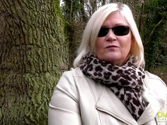 Brits, Rondborstig, Mollig, Omie, Lesbisch, Rijpe lesbienne, Moeder die ik wil neuken, Moeder