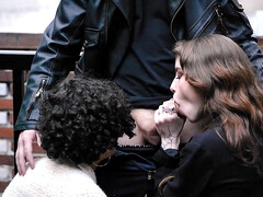 Anal, Sucer une bite, Brunette brune, Double pénétration, Doigter, Hd, Seins naturels, Rasée