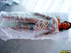 Amateur, Sucer une bite, Brunette brune, Européenne, Bâillonner, Huilée, Chatte, Fessée