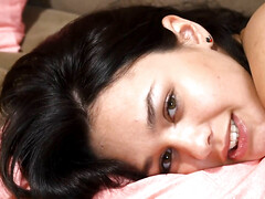 Brunette brune, Masturbation, Rasée, Solo