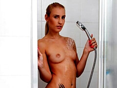 Enthousiasteling, Grote kont, Blond, Vingeren, Masturbatie, Douche, Alleen, Strippen