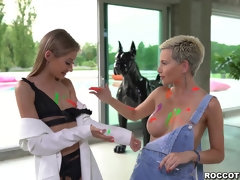 Большие сиськи, Бикини, Блондинки, Лесбиянка, Натуральные сиськи, На природе, Молоденькие, Игрушки