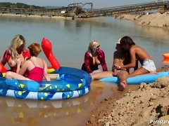 Aangekleed, Groep, Lesbisch, Orgie, Buiten, Openbaar, Satijn, Nat