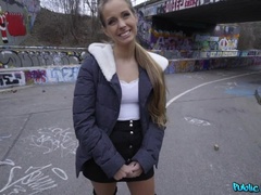 Amateur, Sucer une bite, Brunette brune, Gorge profonde, En levrette, Pov, Public, Tatouage