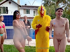 Brunette brune, Couple, Fille latino, De plein air, Piscine, Public, Soeurs, Catch