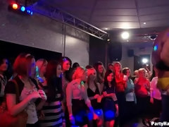 Sucer une bite, Homme nu et filles habillées, Habillées, En levrette, Doigter, Culottes ou slips, Jarretelles, Echangistes