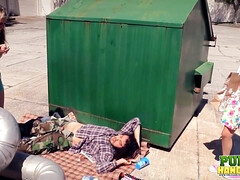 Blondine, Braunhaarige, Aufs gesicht abspritzen, Handjob, Hd, Selbstgemacht, Öffentlich, Flotter dreier