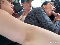 Gros seins, Noire, Sucer une bite, Femme couguar, En levrette, Le plan cul à quatre, Mature, Rasée