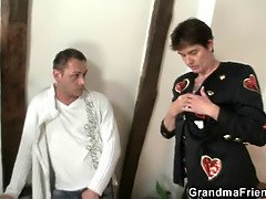 Braunhaarige, Geile alte tussi, Milf, Mutti, Muschi, Realität, Stiefmutter, Flotter dreier