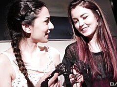 Пальцем, Лесбиянка, Мастурбация, Натуральные сиськи, Киски, Бритые, Тощие, Стриптизерша