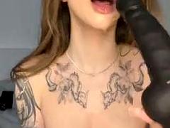 Mooi, Grote mammen, Bruinharig, Vingeren, Alleen, Tatoeage, Tieten likken