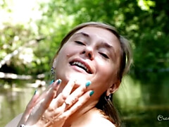 Enthousiasteling, Grote kont, Vrouw, Hd, Buiten, Gezichtspunt, Verlegen, Alleen