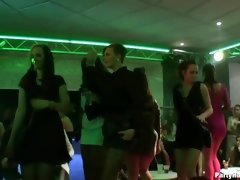 Amateur, Brunette brune, Homme nu et filles habillées, Queue, Lingerie, Collant, Fête, Echangistes