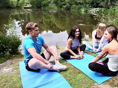 Британки, Одетые девушки голые парни, Европейки, Группа, Ласковые ручки, На природе, Развязные, Сосущие