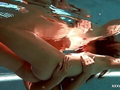 18, 美女, Hd, レズビアン, 公共, ガリガリ, オッパイの, 水中