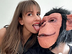 18 ans, Gros cul, Grosse bite, Sucer une bite, Brunette brune, En levrette, Seins naturels, Nénés