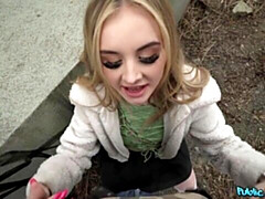 Gros cul, Grosse bite, Blonde, Sucer une bite, En levrette, Argent, Seins naturels, Public