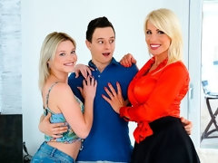 Arschlecken, Grosser arsch, Blasen, Frau frau mann, Handjob, Milf, Strümpfe, Titten