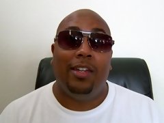 Grosser schwanz, Schwarz, Blasen, Hundestellung, Hardcore, Hd, Milf, Kurzes haar