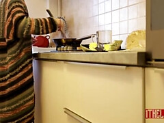 Enthousiasteling, Fetisj, Eten, Harig, Huisgemaakt, Naakt, Natuurlijke tieten, Vrouw