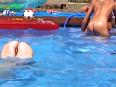 JOVENCITAS JUGANDO EN LA PISCINA