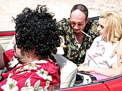 Grosser arsch, Grosser schwanz, Grosse titten, Blondine, Blasen, Auto, Hundestellung, Milf