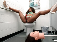 Verga grande, Tetas grandes, Mamada, Estilo perrito, Flaco, Adolescente, Trio, Inodoro