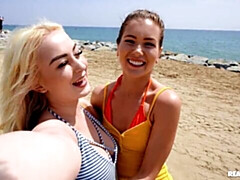 Plage, Gros cul, Doigter, Embrassement, Lesbienne, Lingerie, Dénudage, Nénés