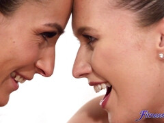 Cuarto de baño, Rubia, Morena, Europeo, Gimnasio, Besar, Tetas naturales, Nalgadas