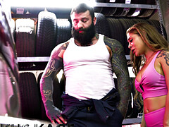 Gros seins, Brunette brune, Embrassement, Léchez, Mère que j'aimerais baiser, Chatte, Tatouage, Branlette espagnole