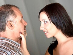 Sucer une bite, Brunette brune, En levrette, Branlette thaïlandaise, Mère que j'aimerais baiser, Chaussures, Jupe, Dénudage