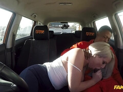 Grote mammen, Zwart, Blond, Pijpbeurt, Rondborstig, Auto, Bedriegen, Interraciaal