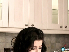 Grote mammen, Bruinharig, Mollig, Vrouw, Hd, Natuurlijke tieten, Alleen, Tieten likken