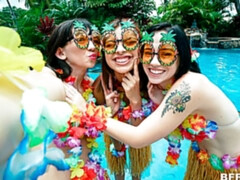 En levrette, Groupe, Branlette thaïlandaise, Orgie, De plein air, Pov, Tatouage, Adolescente