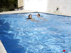 Morena, Lamidas, Tetas naturales, Al aire libre, Piscina, Flaco, Tetas, Mojado