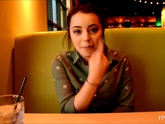 En gros plan de très près, Dansant, Double pénétration, Extrême, Masturbation, Orgasme, Public, Sous la jupe