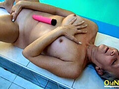 Grosse titten, Blondine, Fingern, Reif, Pool, Kurzes haar, Solo, Entkleiden