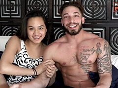 Grosse bite, Sucer une bite, Brunette brune, En levrette, Seins naturels, Maigrichonne, Adolescente, Nénés