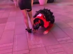 Женское доминирование, На публике