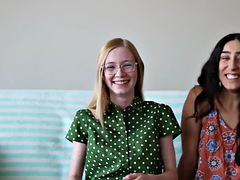 Enthousiasteling, Grote mammen, Blond, Bruinharig, Voeten, Zoenen, Lesbisch, Tieten likken