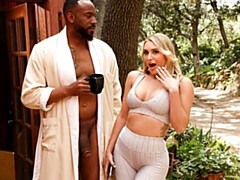 Gros cul, Grosse bite, Gros seins, Blonde, Sucer une bite, En levrette, Interracial