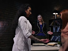 In den arsch, Sadomasochismus, Dildo, Erotisch, Lesbisch, Rotschopf, Tätowierung, Spielzeuge